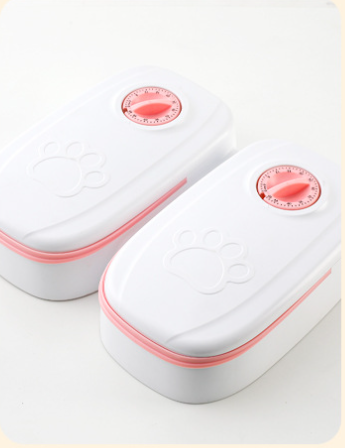 Timed pet feeder with dial and lid