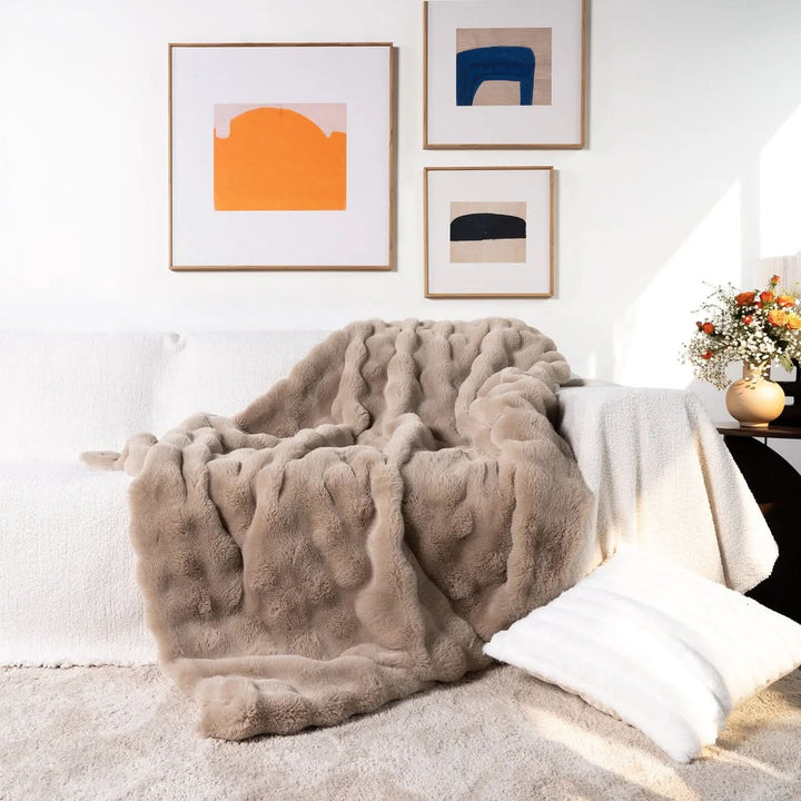 HUGMEHOME – Ultra-Soft Blanket for Cozy Comfort All Year Round