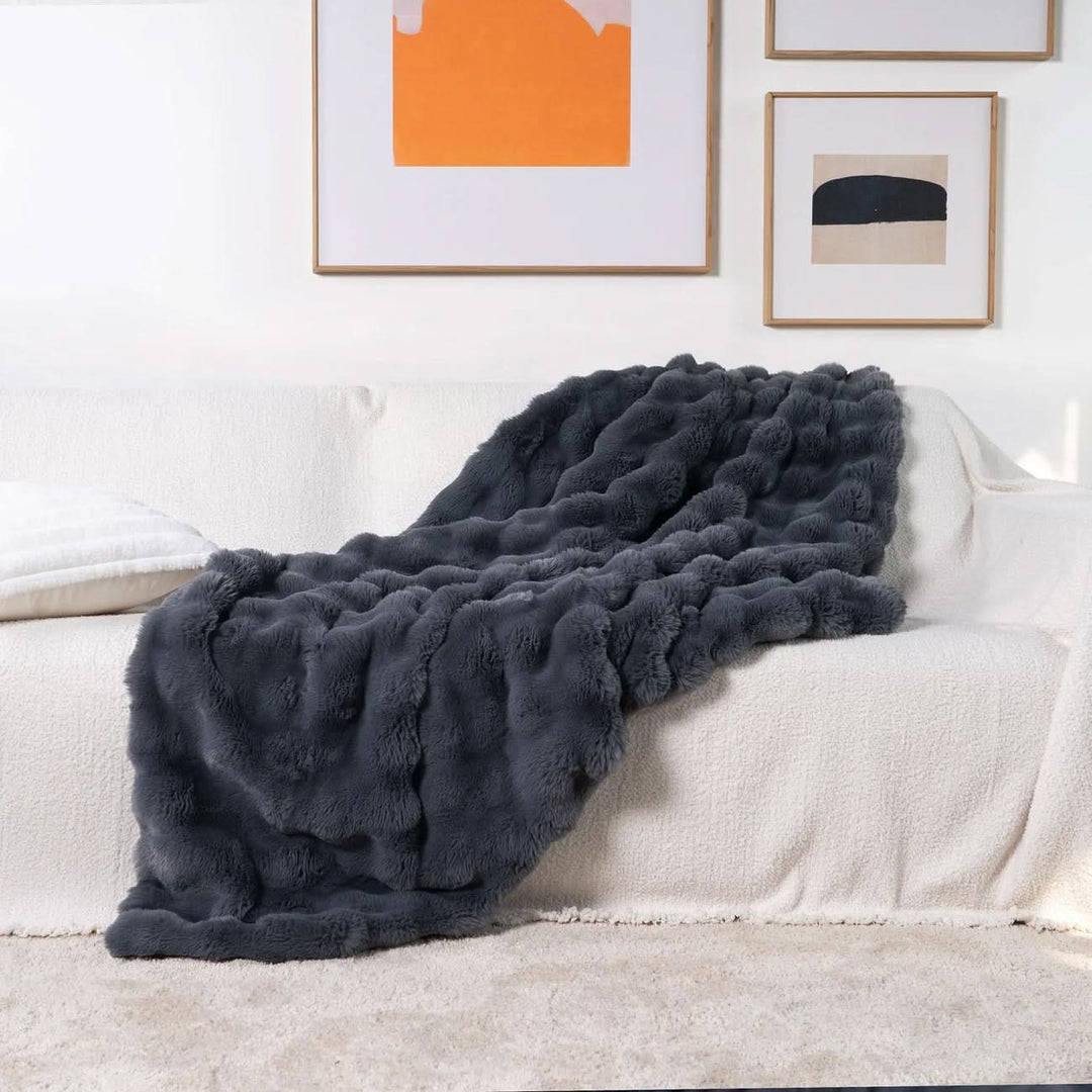 HUGMEHOME – Ultra-Soft Blanket for Cozy Comfort All Year Round