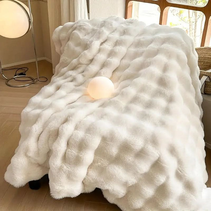 HUGMEHOME – Ultra-Soft Blanket for Cozy Comfort All Year Round