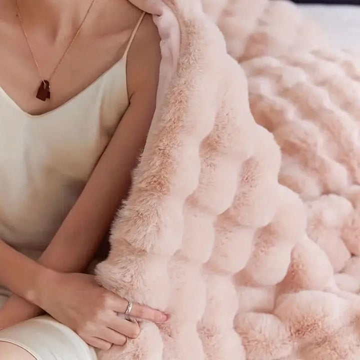HUGMEHOME – Ultra-Soft Blanket for Cozy Comfort All Year Round