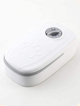 Timed pet feeder with dial and lid