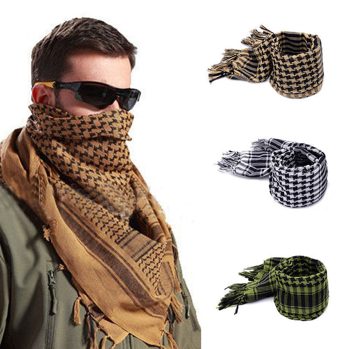 Man wearing a tan shemagh scarf