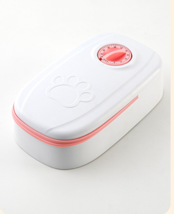 Timed pet feeder with dial and lid